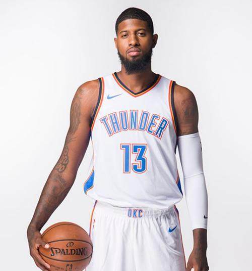 西甲战报：费尔南德斯点射制胜，十人西班牙人1-0十人巴列卡诺（西甲：费尔南德斯点球建功，10人西班牙人1-0险胜10人巴列卡诺）