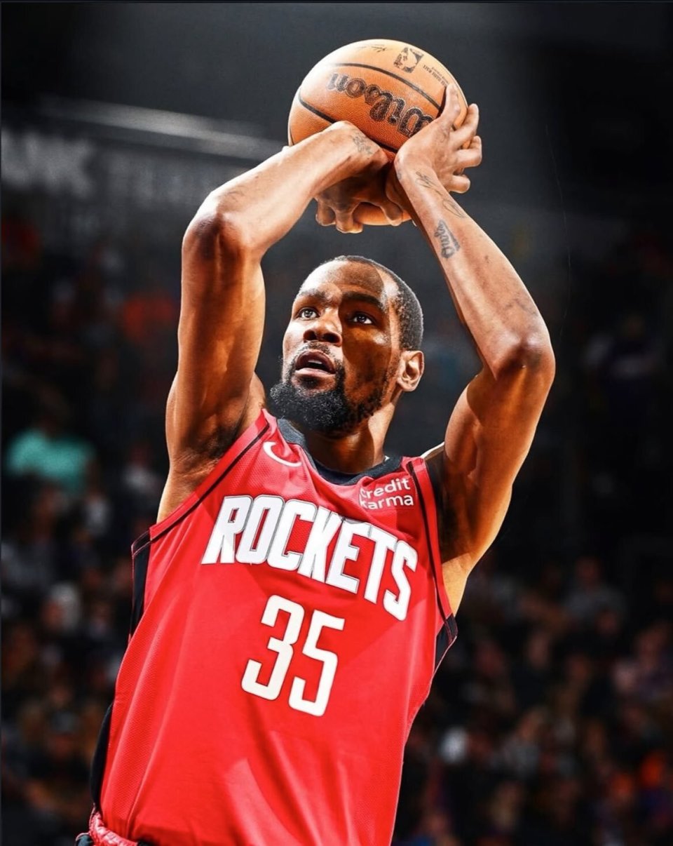 拜仁球星莱默尔复刻施魏因施泰格经典脚后跟破门（拜仁中场莱默尔上演施魏因施泰格式经典脚后跟破门）