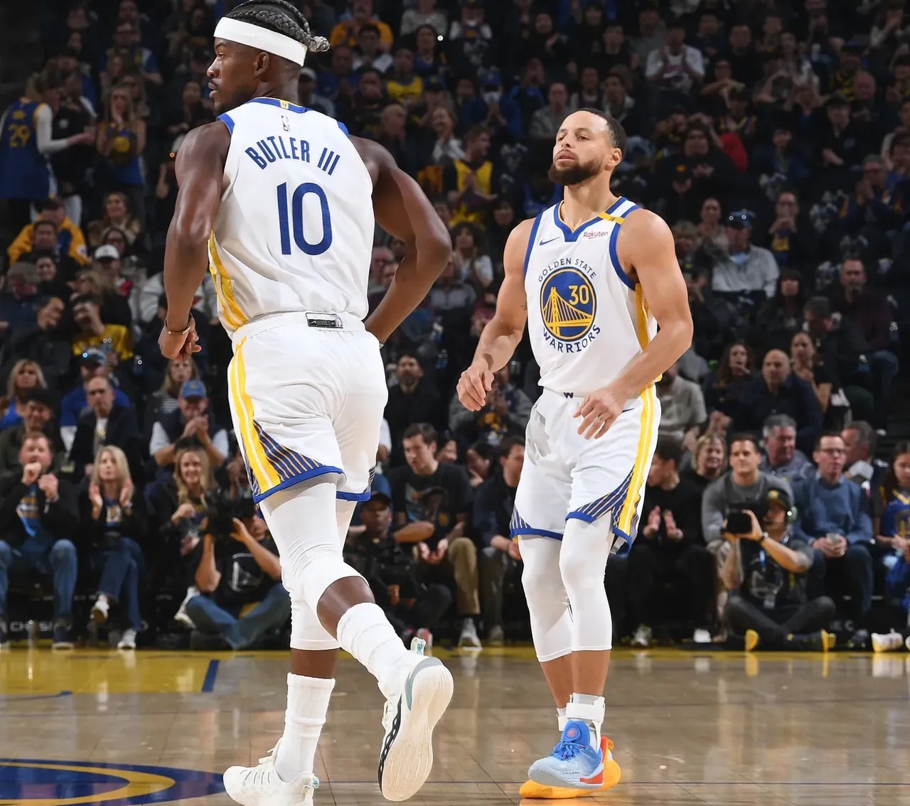 足坛年度十大新闻出炉，各界议论不断（年度足坛十大要闻揭晓，引发各界热议）