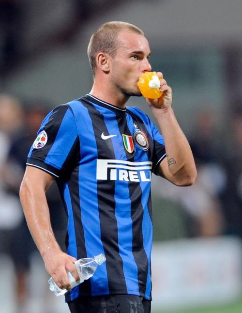 记者：恰尔汗奥卢右腿内收肌拉伤，阿切尔比右腿屈肌拉伤（记者披露：恰尔汗奥卢右腿内收肌受损，阿切尔比右腿屈肌拉伤）