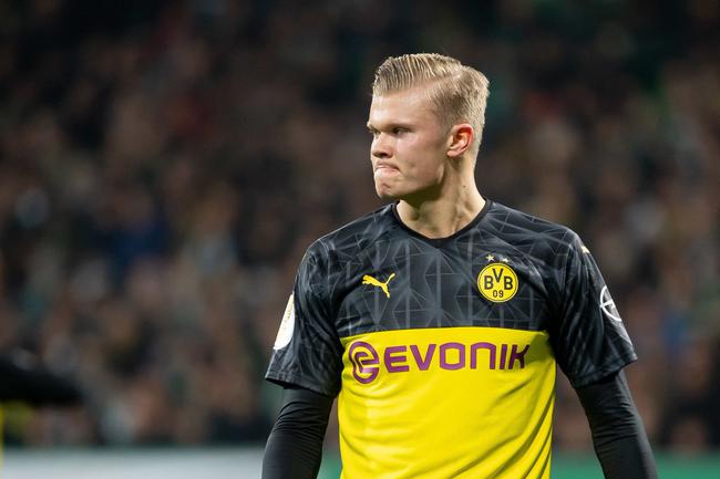 邮报：明年世界杯上下半场中段设强制补水时间，每次三分钟（邮报：明年世界杯将于上下半场中段设三分钟强制补水暂停）