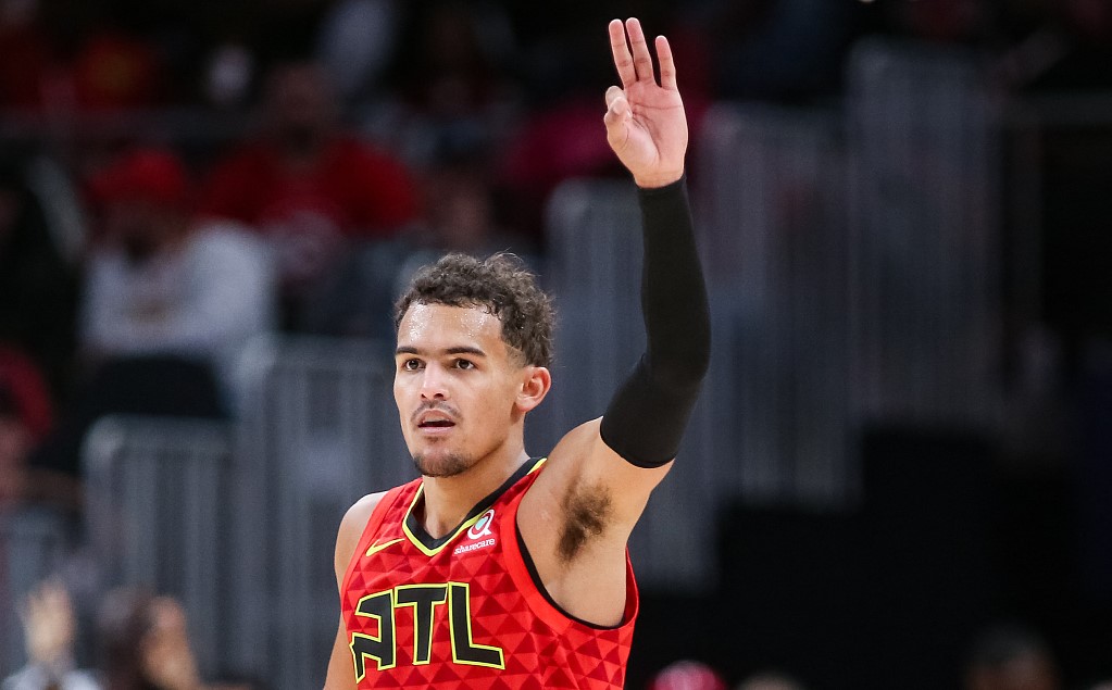 篮球勇士球星连中五记三分引全场欢呼（勇士球星连飙五记三分引爆全场欢呼）