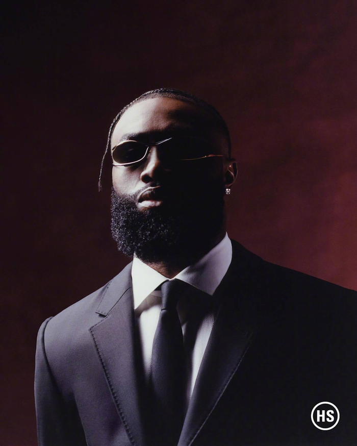 美国名记：苏亚雷斯因为无球状态下踢人被禁赛一场（美国名记称：苏亚雷斯因无球时脚踢对手被停赛一场）