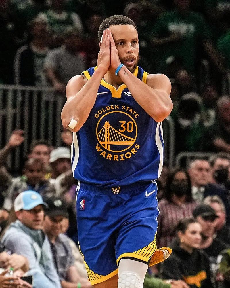 半场战报：那不勒斯1-0尤文，霍伊伦7分钟闪击，内雷斯助攻（半场快讯：那不勒斯1-0领先尤文，霍伊伦7分钟建功，内雷斯献助攻）